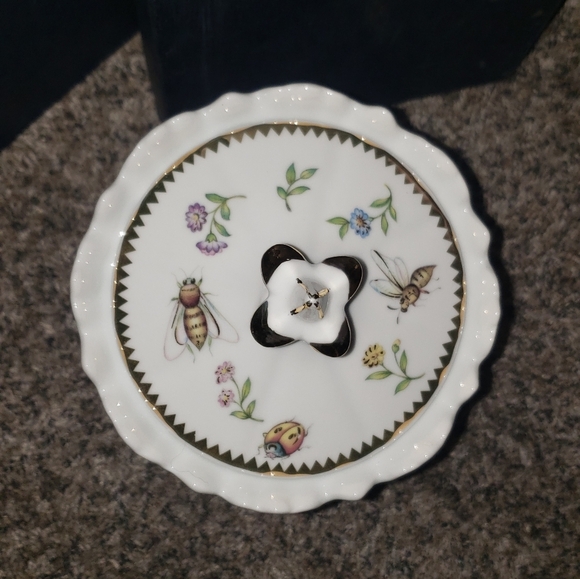NIB Godinger & Co, Porcelain, Primavera, Gold, Bee and Butterfly Detailed Jar - Picture 4 of 9